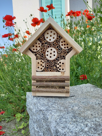 Wildbienen-/Insektenhaus