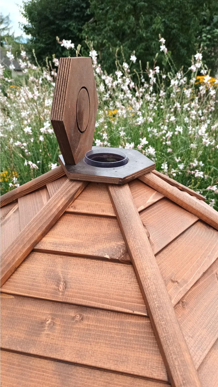 Sechseckhaus gross dunkel - offen